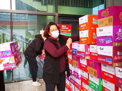 共同抗疫，溫暖同行，董事長(zhǎng)向七里河工商聯(lián)捐贈(zèng)物品