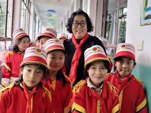 為智慧慷慨解囊，憑知識扶危濟(jì)困